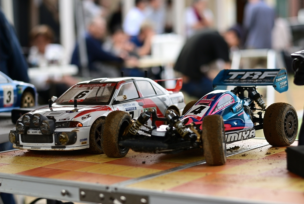 買取で人気の未組立ラジコンの例